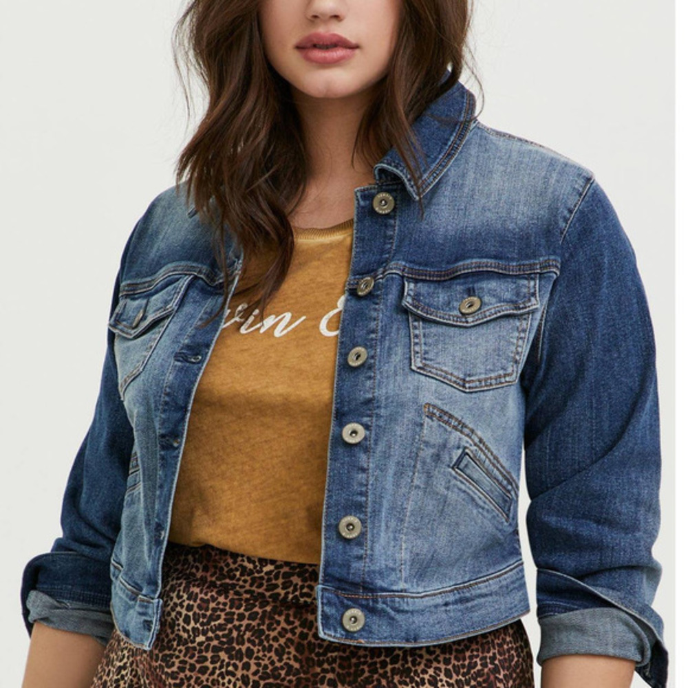 Torrid 1 (1X 14/16) Blue Denim Medium Wash Crop Cropped Trucker Jacket Button Up